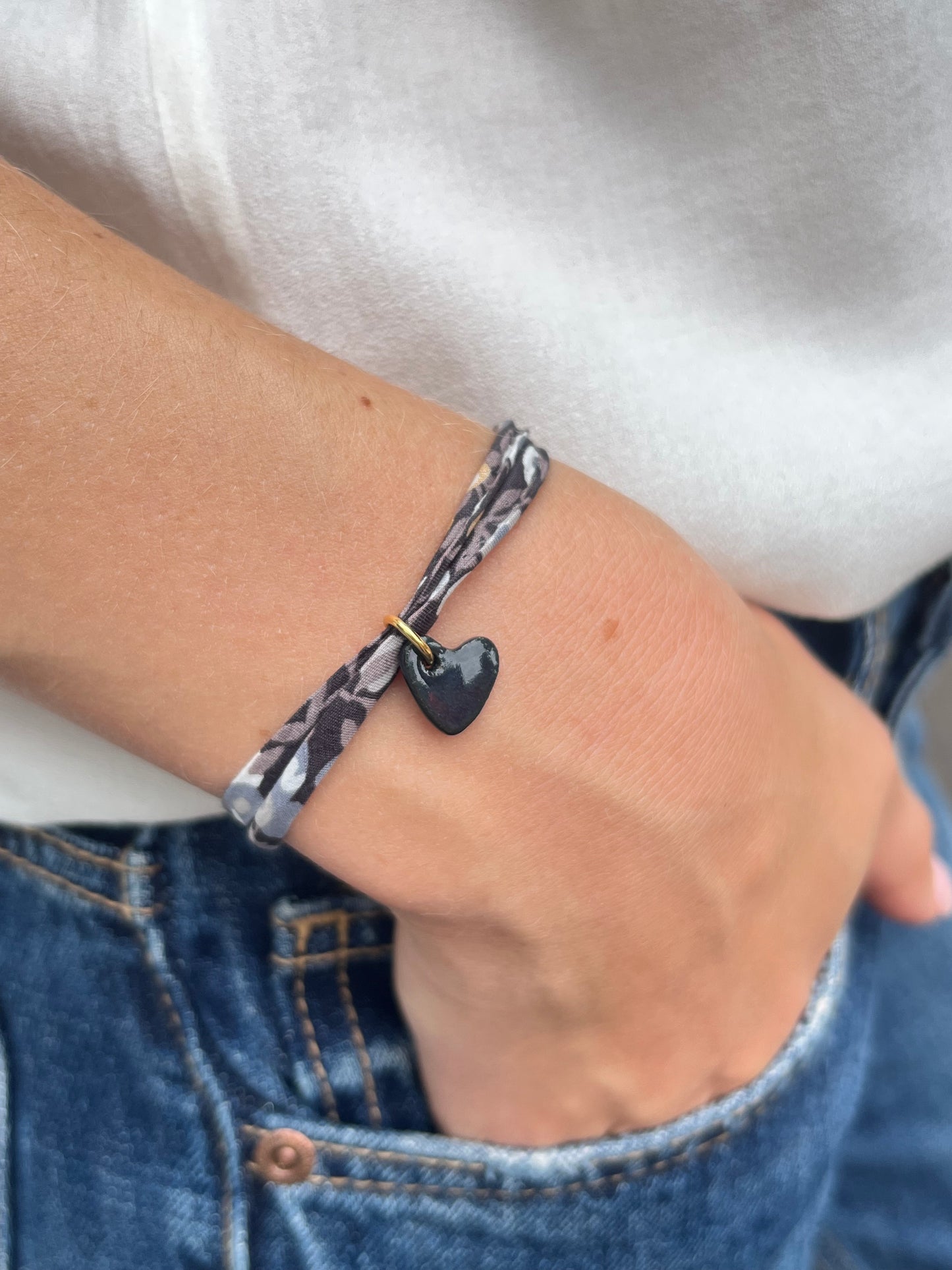 Bracelet tissu foncé, pois dorés, coeur noir