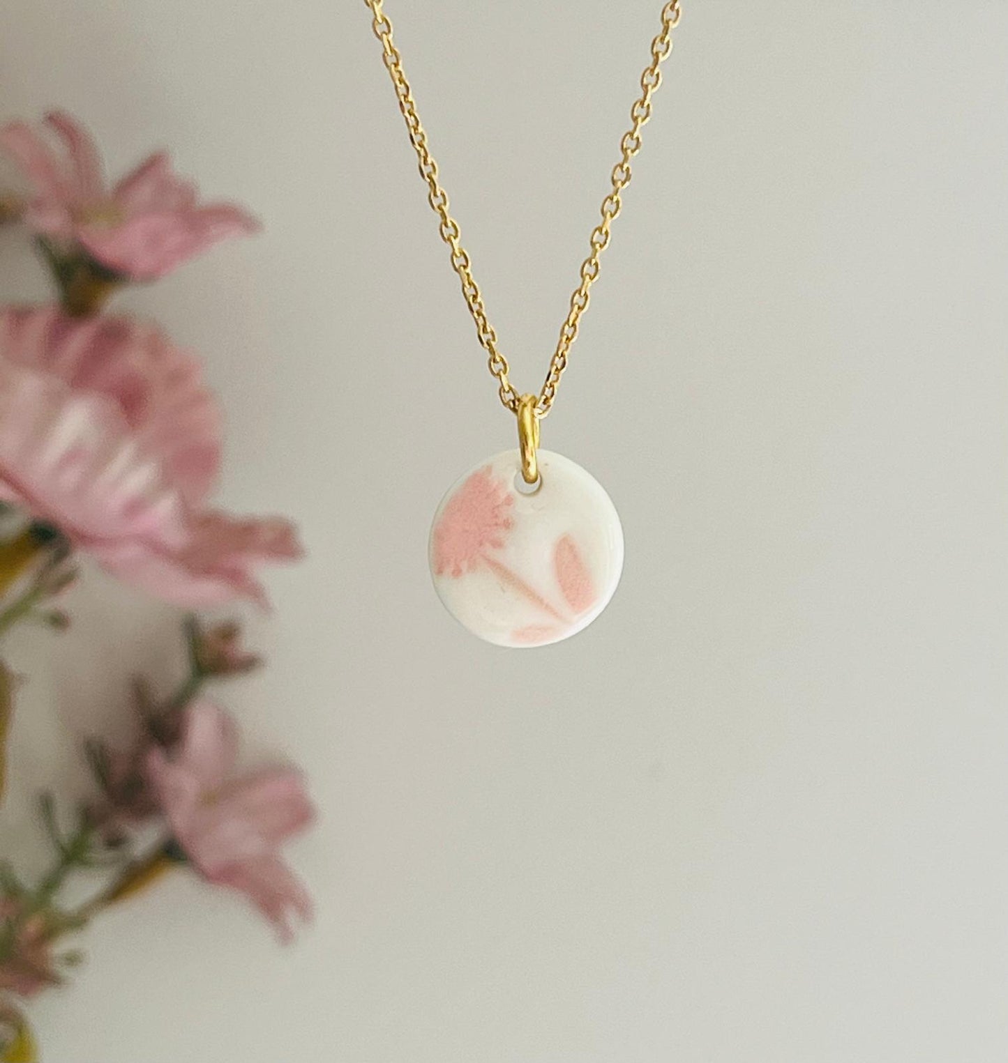 Collier fleuri rose pale