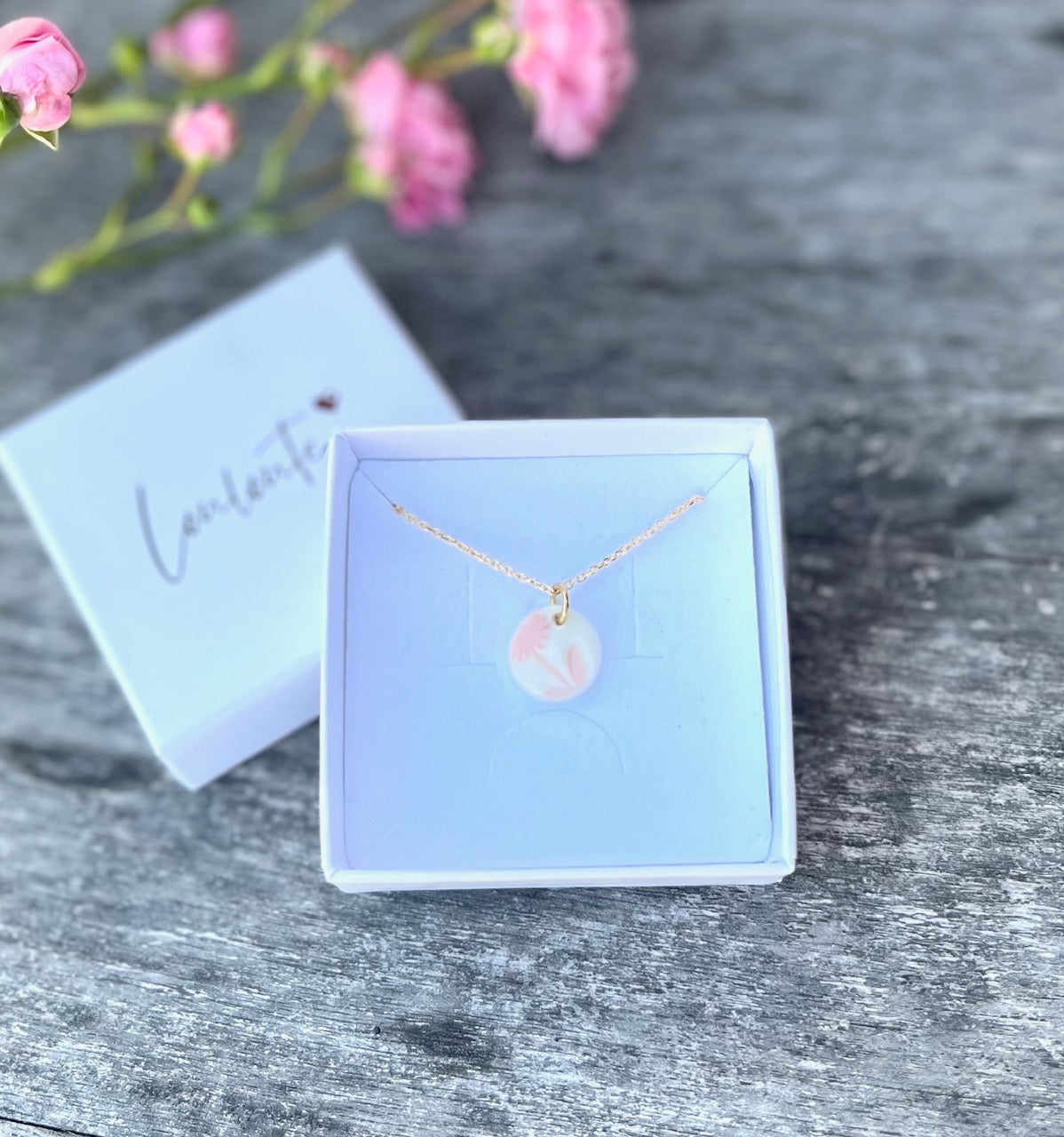 Collier fleuri rose pale