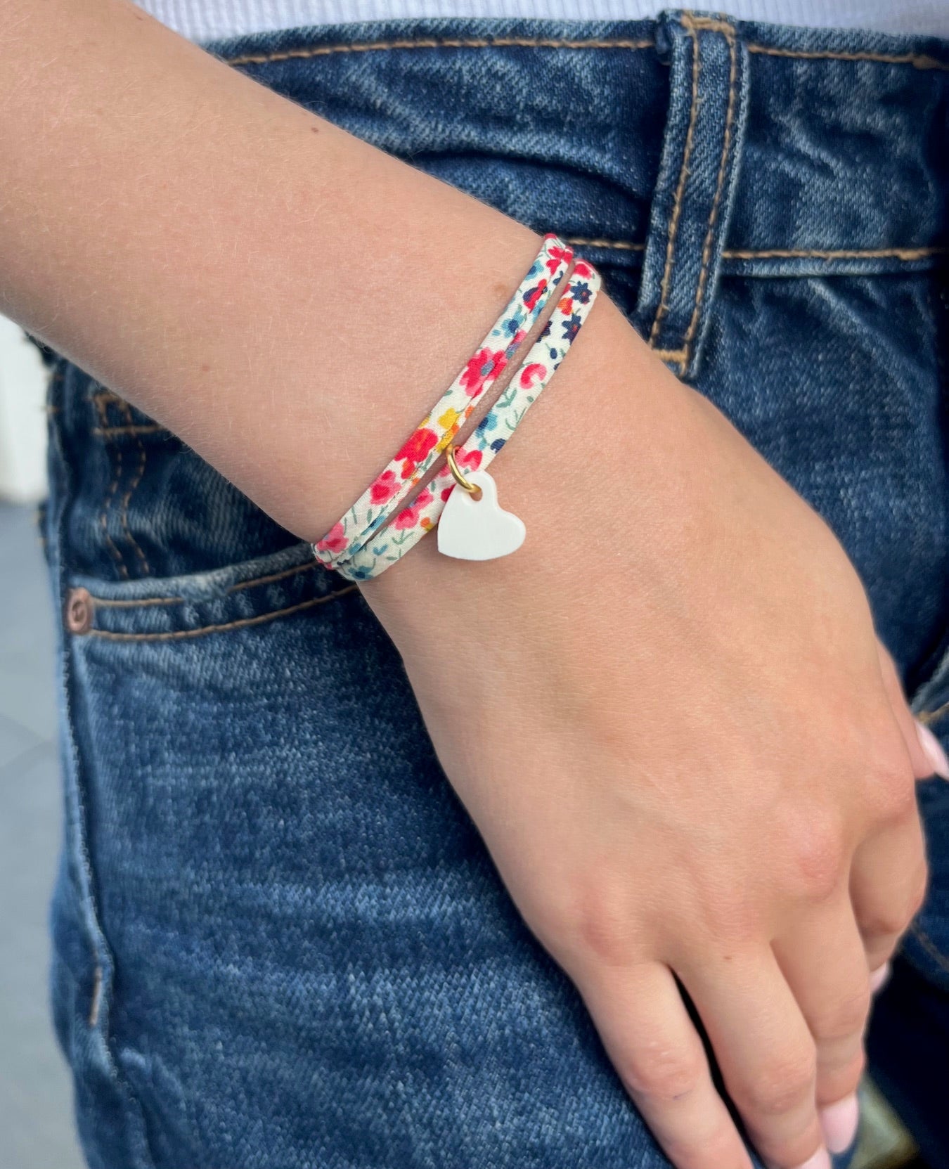 Bracelet tissu fleuri multicolore coeur blanc