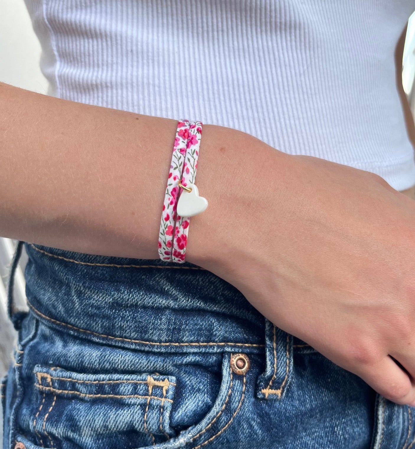 Bracelet tissu fleuri rose coeur blanc