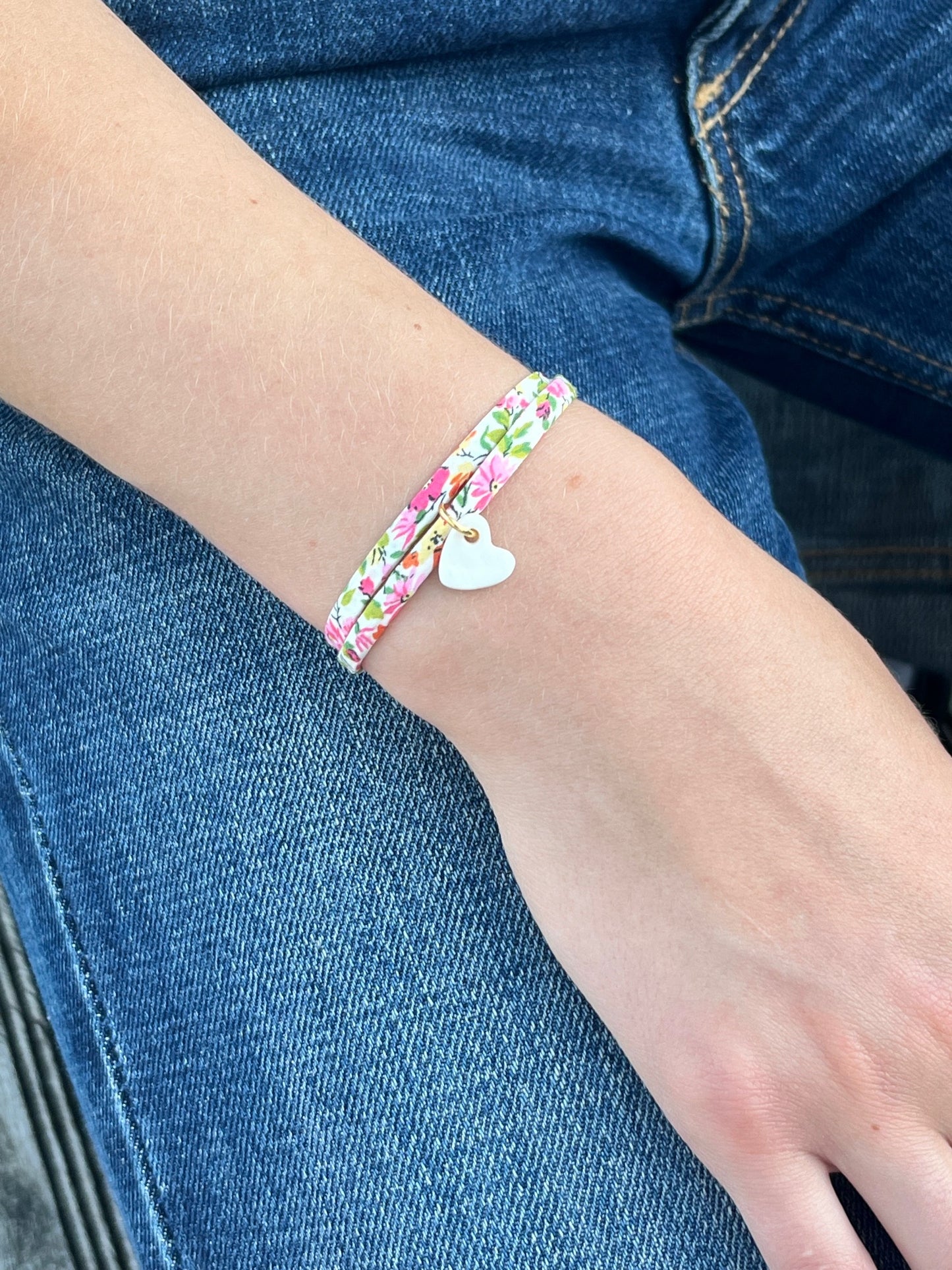 Bracelet tissu fleuri rose et vert coeur blanc