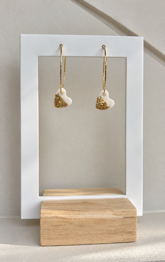 Boucles d'oreille coeur blanc reflets d'or en céramique