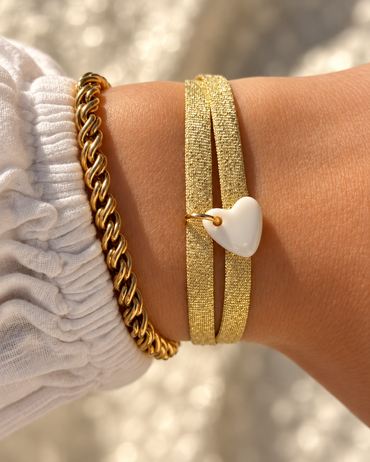 Bracelet tissu doré, pendentif coeur blanc en céramique