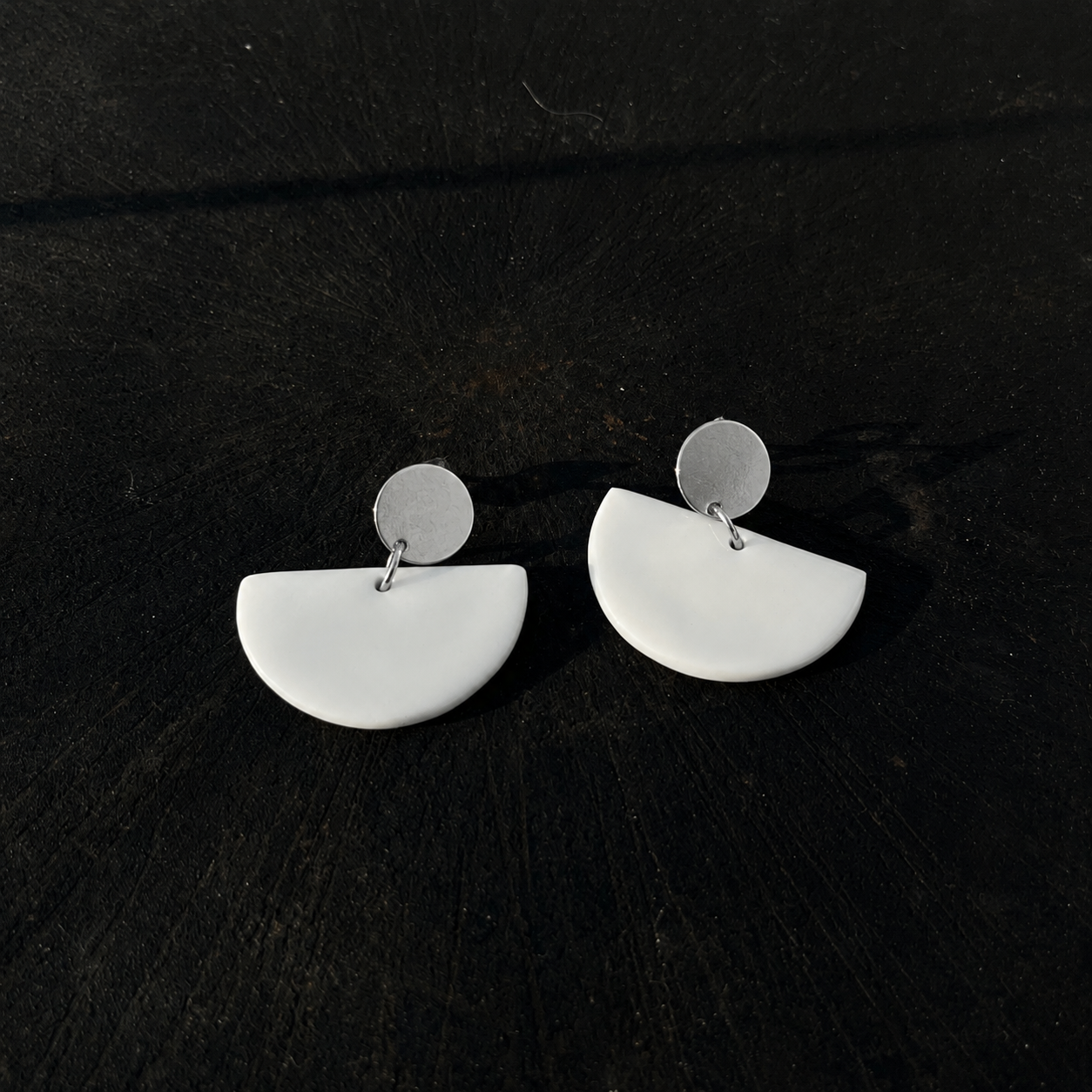 Boucles d'oreille en céramique "Eclipse" blanches
