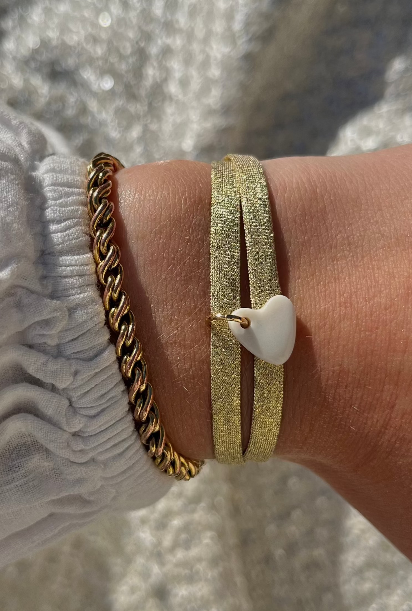 Bracelet tissu doré, pendentif coeur blanc en céramique