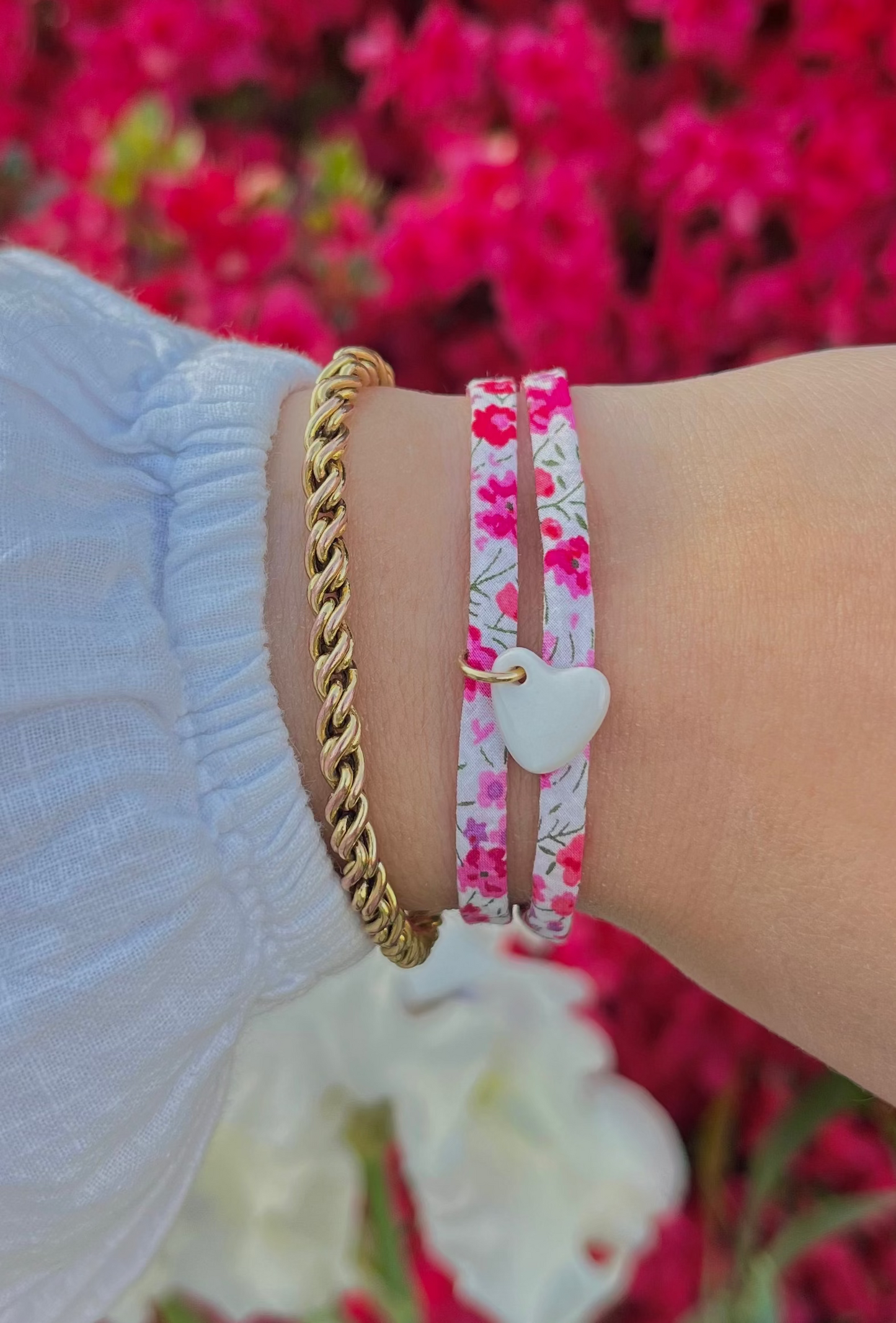 Bracelet tissu fleuri rose, pendentif en céramique