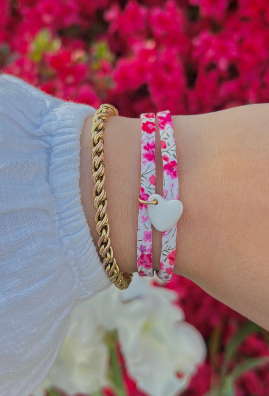 Bracelet tissu fleuri rose coeur blanc