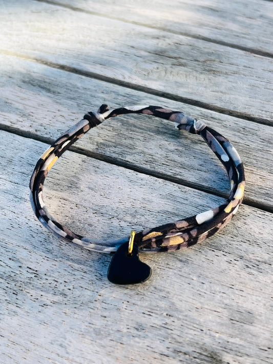 Bracelet tissu foncé, pois dorés, coeur noir