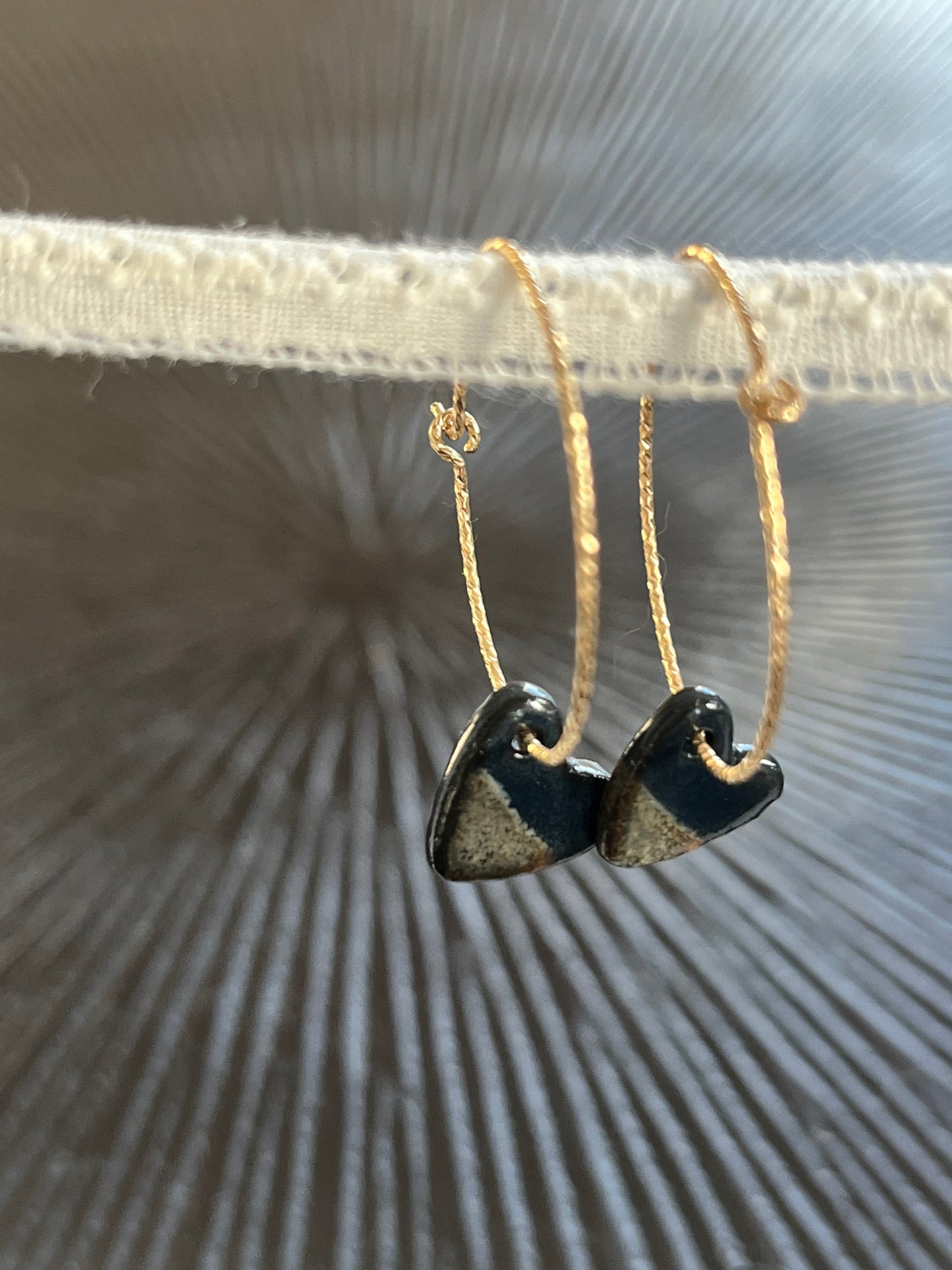 Boucles d'oreille coeur noir reflet d'or
