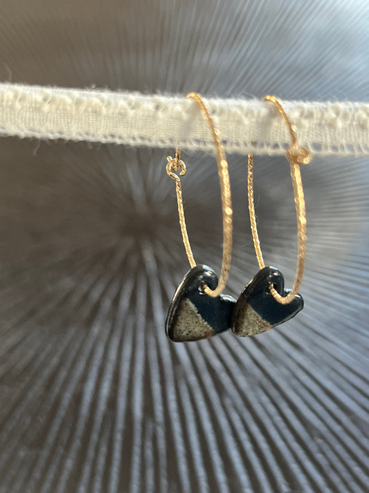 Boucles d'oreille coeur noir reflet d'or