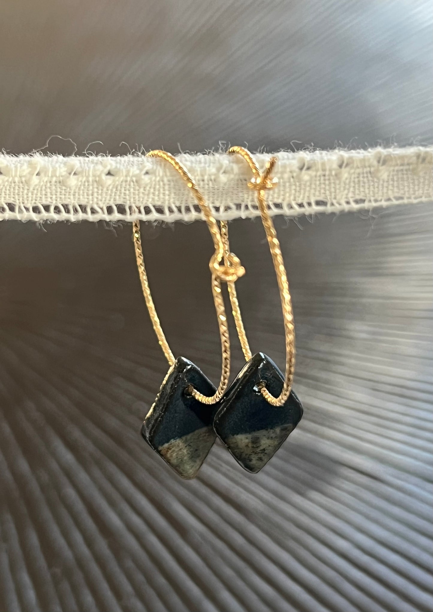 Boucles d'oreille losange noir reflet d'or