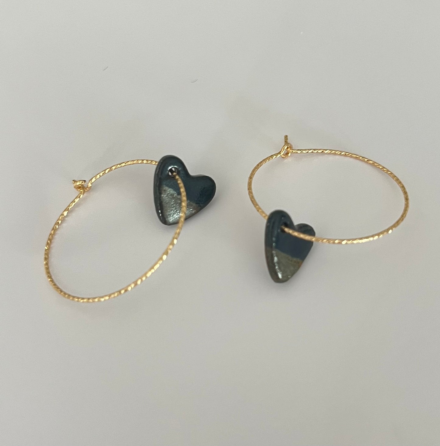 Boucles d'oreille coeur noir reflet d'or