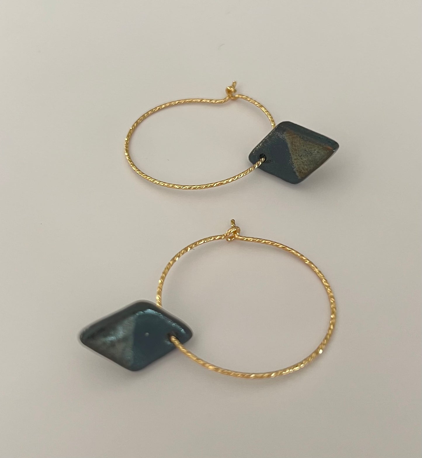 Boucles d'oreille losange noir reflet d'or