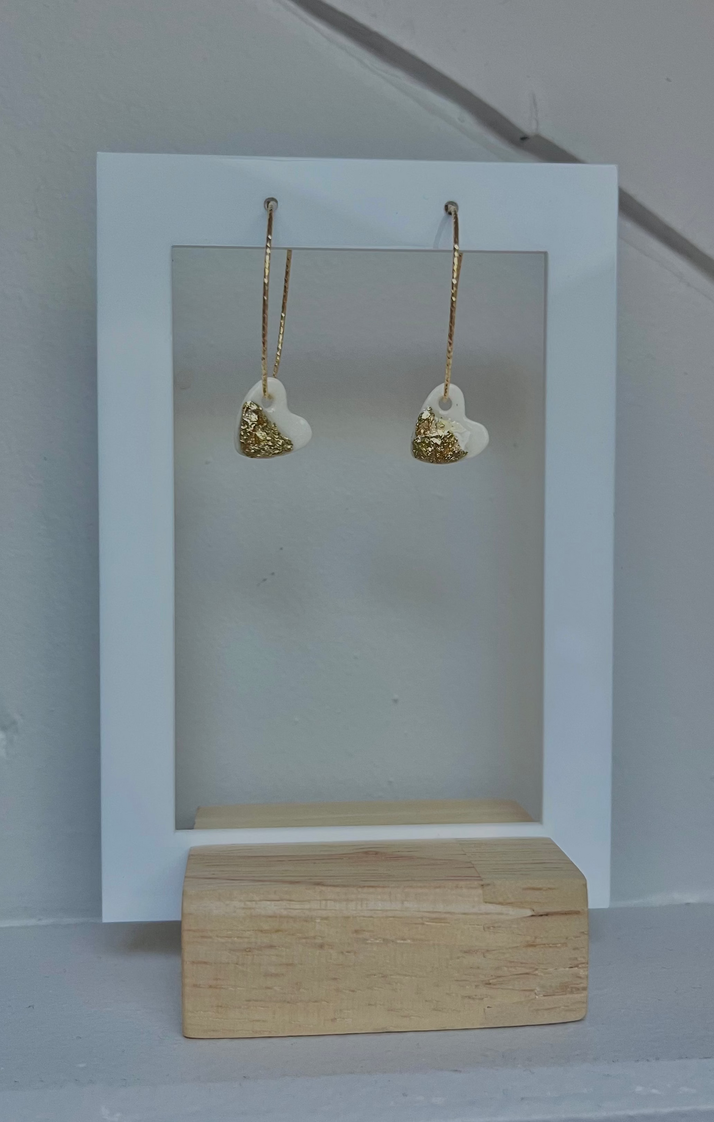 Boucles d'oreille coeur blanc reflets d'or en céramique