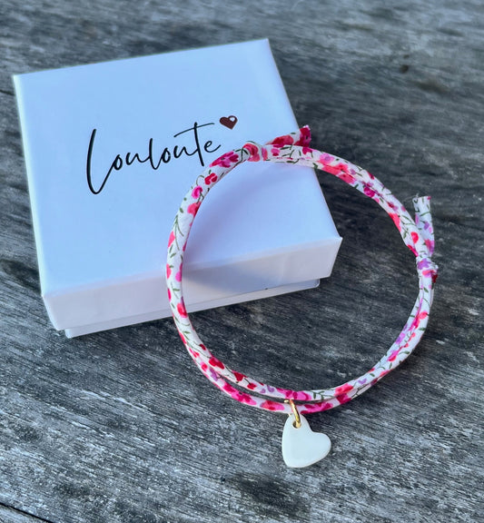 Bracelet tissu fleuri rose coeur blanc