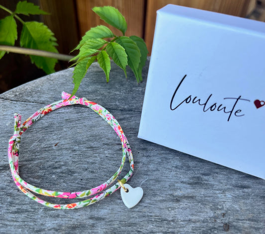 Bracelet tissu fleuri rose et vert  coeur blanc
