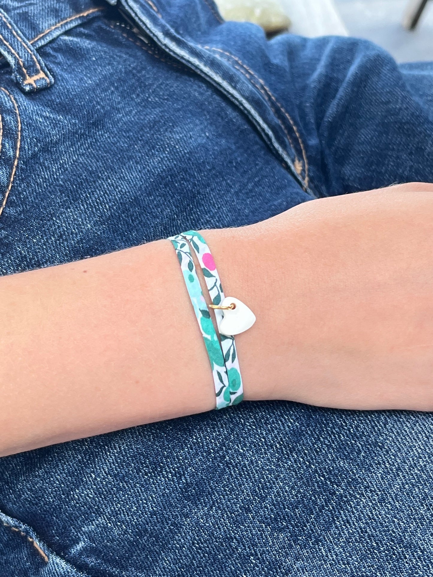 Bracelet tissu fleuri jade coeur blanc