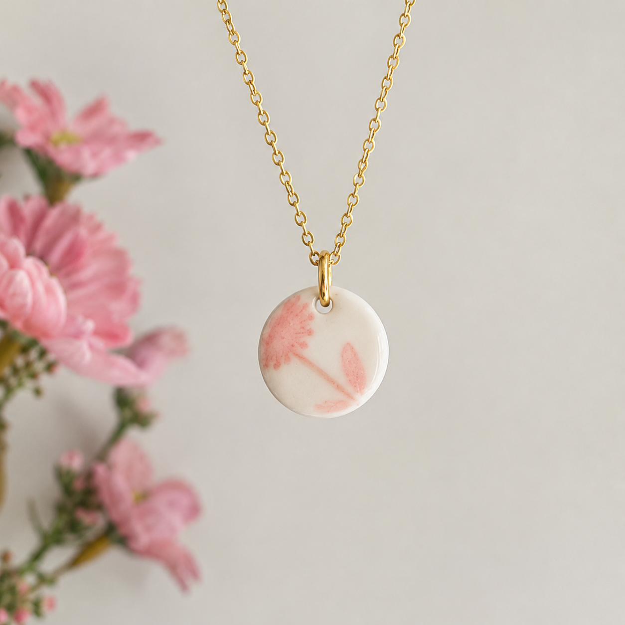 Collier fleuri rose pale en céramique